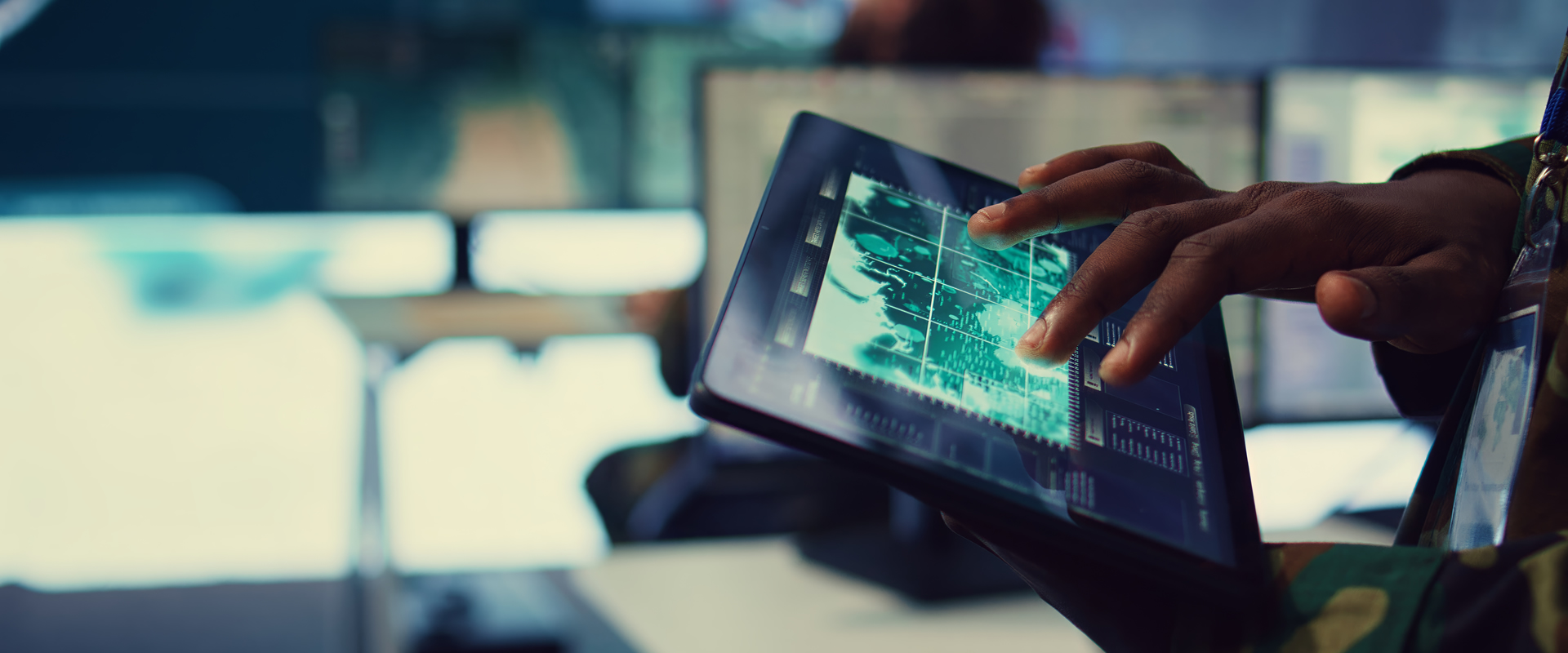Illustration géométrique d'un professionnel du pôle Tech